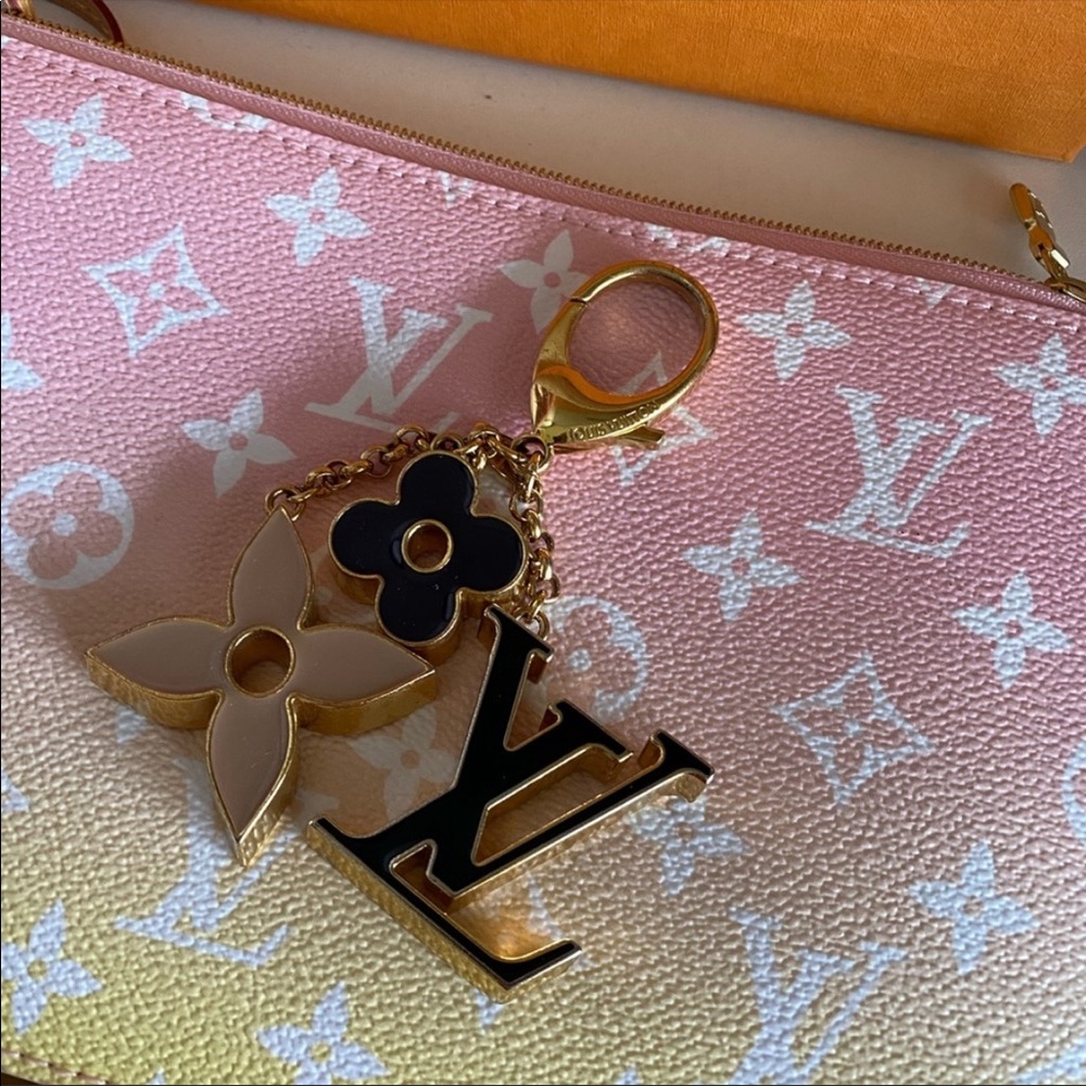 ❤️TRADED❤️Louis Vuitton FLEUR DE MONOGRAM BAG CHARM - Picture 3 of 7